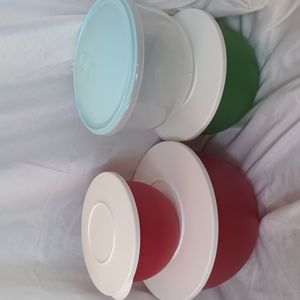 4 Tupperware bowls with lids